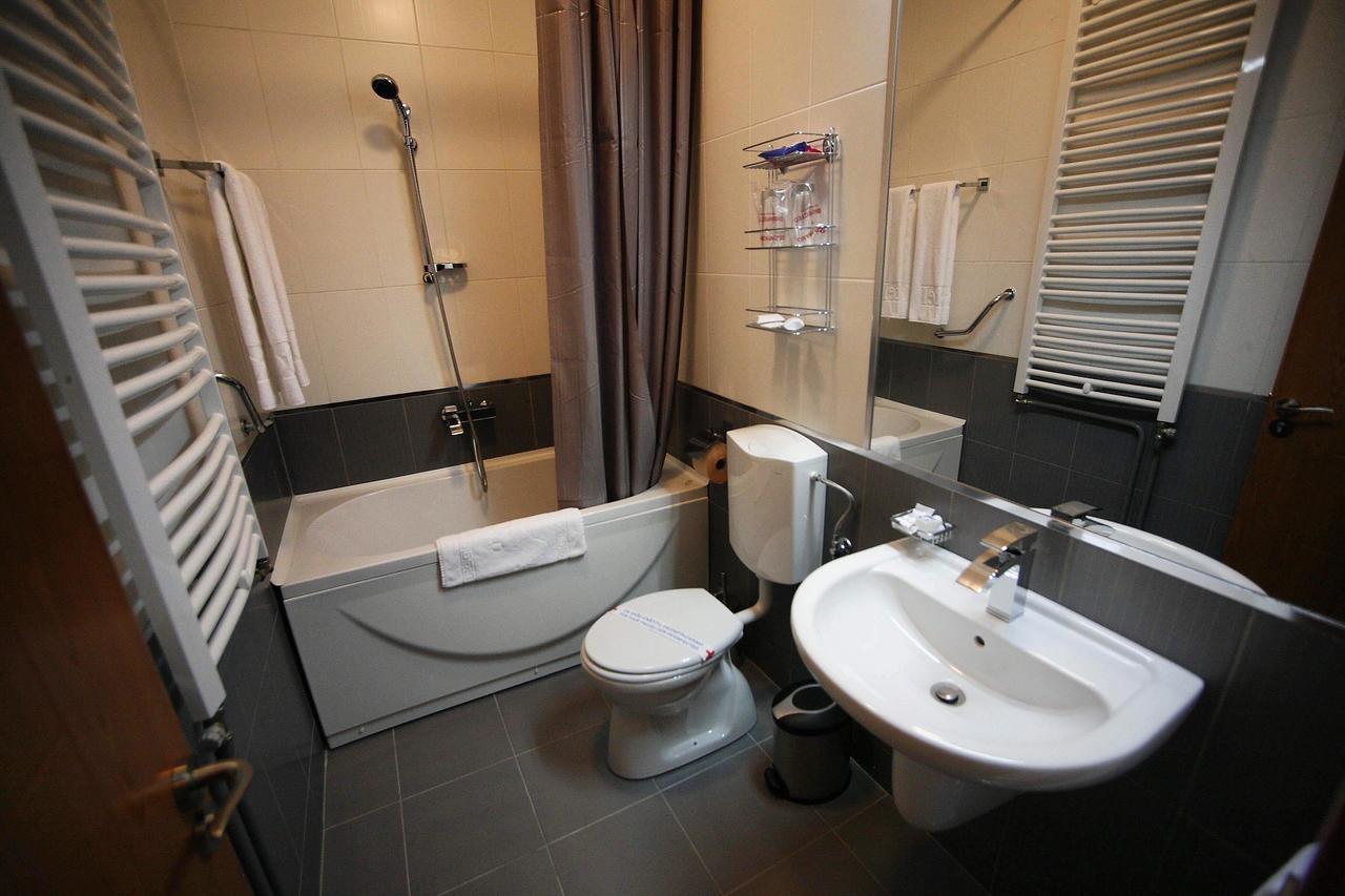 Golden Inn Hotel Majdanpek Extérieur photo
